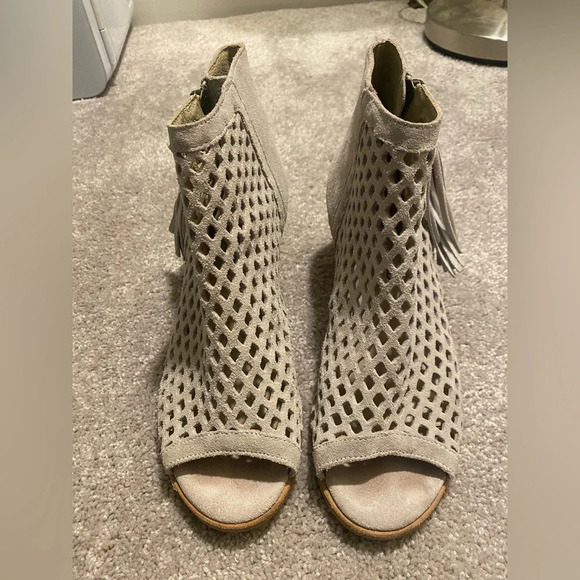 Matisse Indie Bone Gray/White Suede Leather Cutout Ankle Booties - Picture 5 of 14